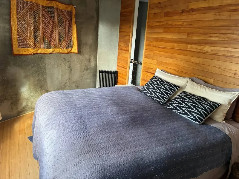 Villa bedroom with timber feature wall